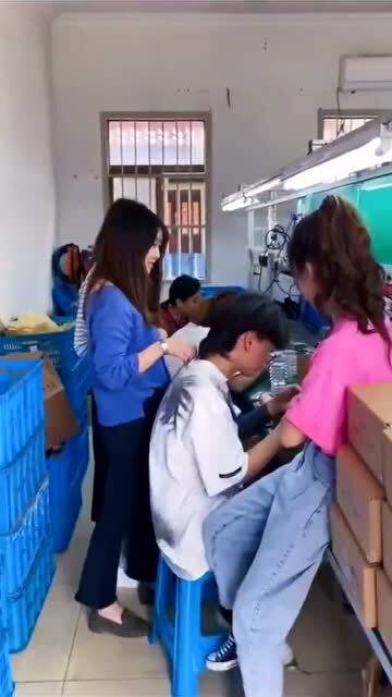 電子廠里的性別差異與課后看護服務的職業反思